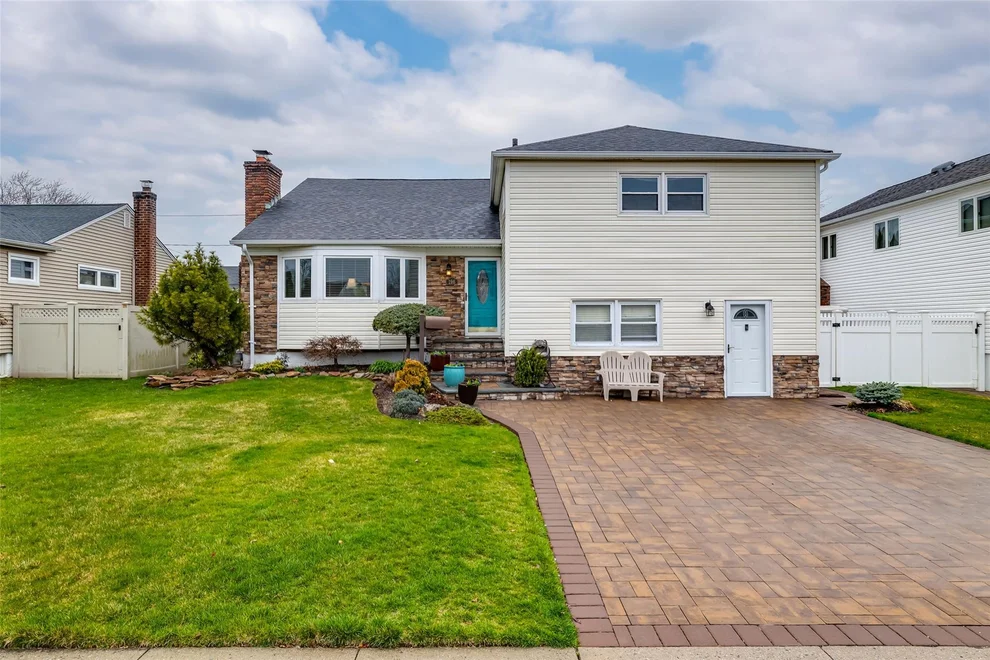 Unit for sale at 196 Daniel Road N, Oyster Bay, NY 11758