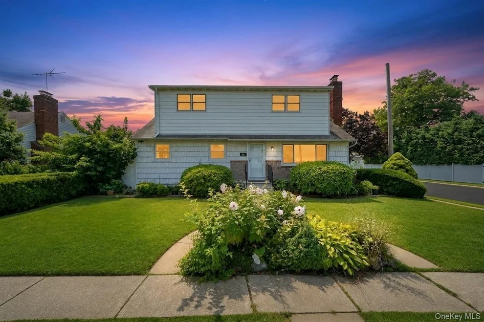 Unit for sale at 10 York Street, Oyster Bay, NY 11801