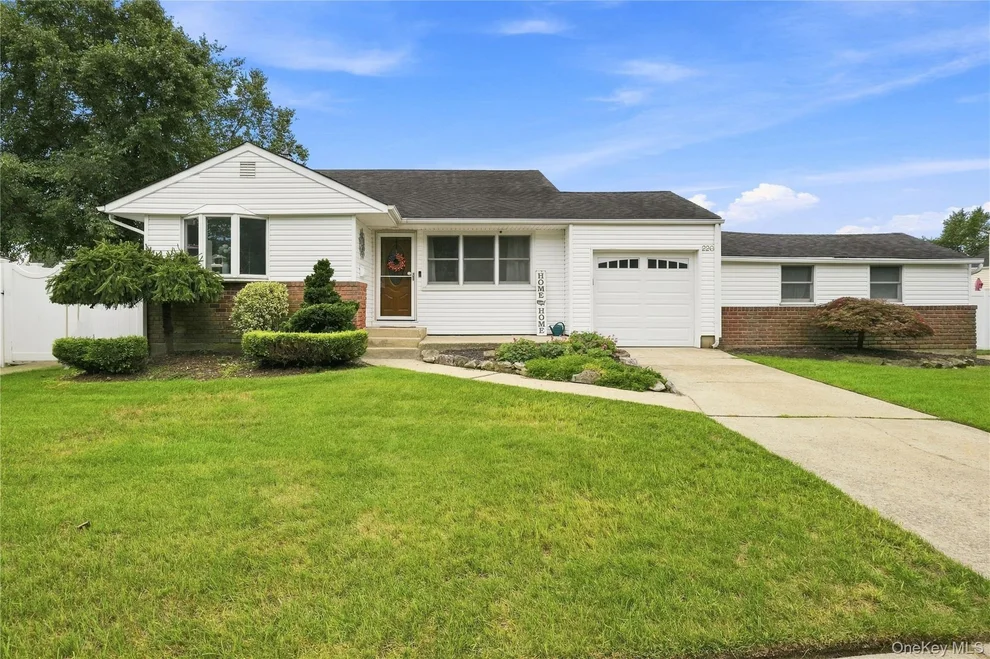 Unit for sale at 220 S Park Drive, Oyster Bay, NY 11762