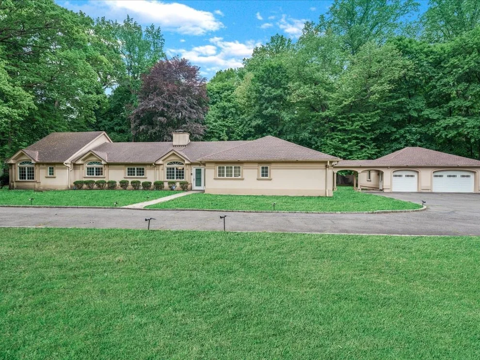 Unit for sale at 9 Knoll Road, North Hempstead, NY 11050