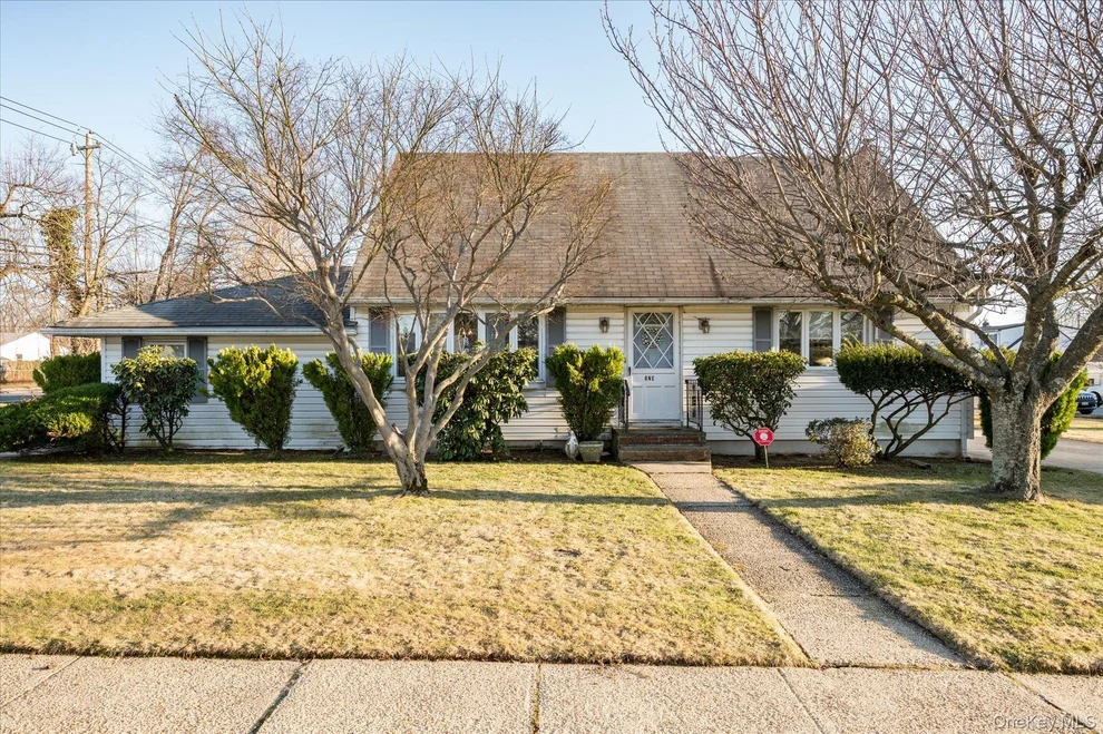 Unit for sale at 1 Salem, Oyster Bay, NY 11801