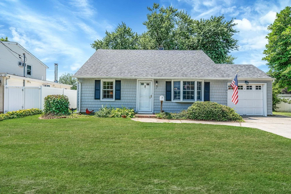 Unit for sale at 7 Croyden Drive, Oyster Bay, NY 11758
