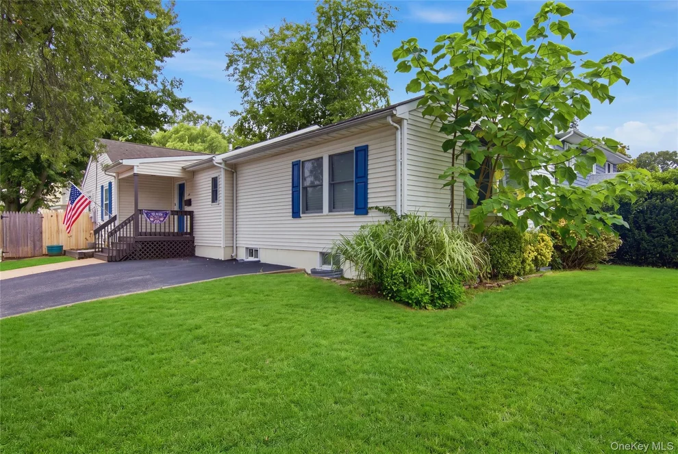 Unit for sale at 301 Laurel Road, Huntington, NY 11768