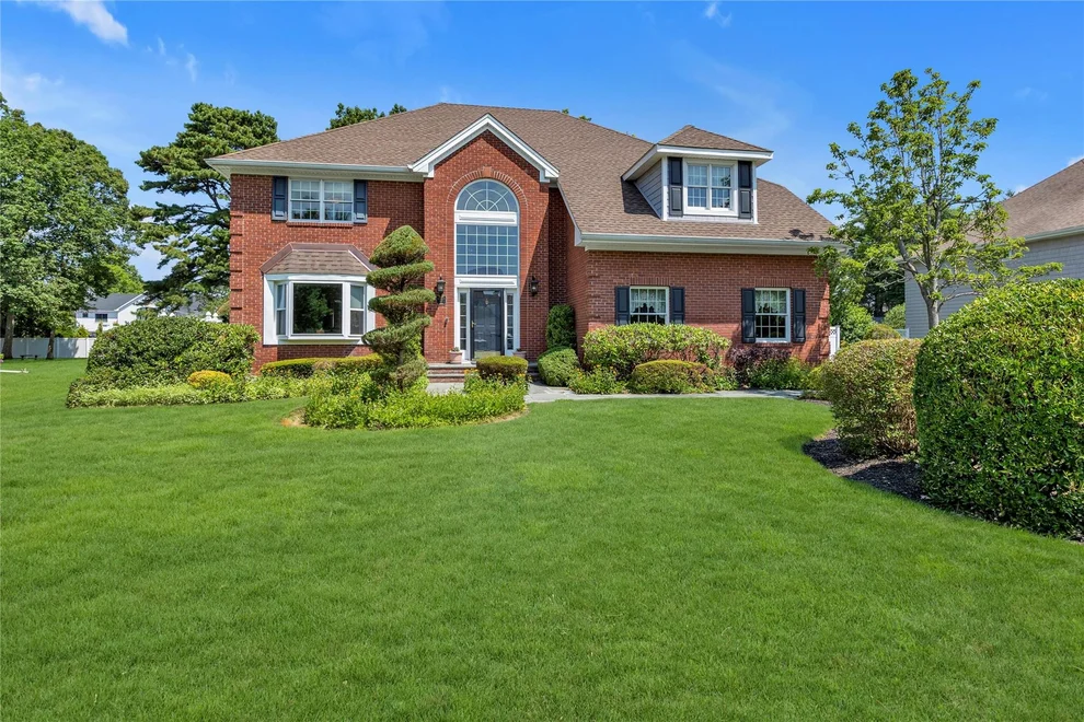 Unit for sale at 17 Pheasant Run Lane, Huntington, NY 11746