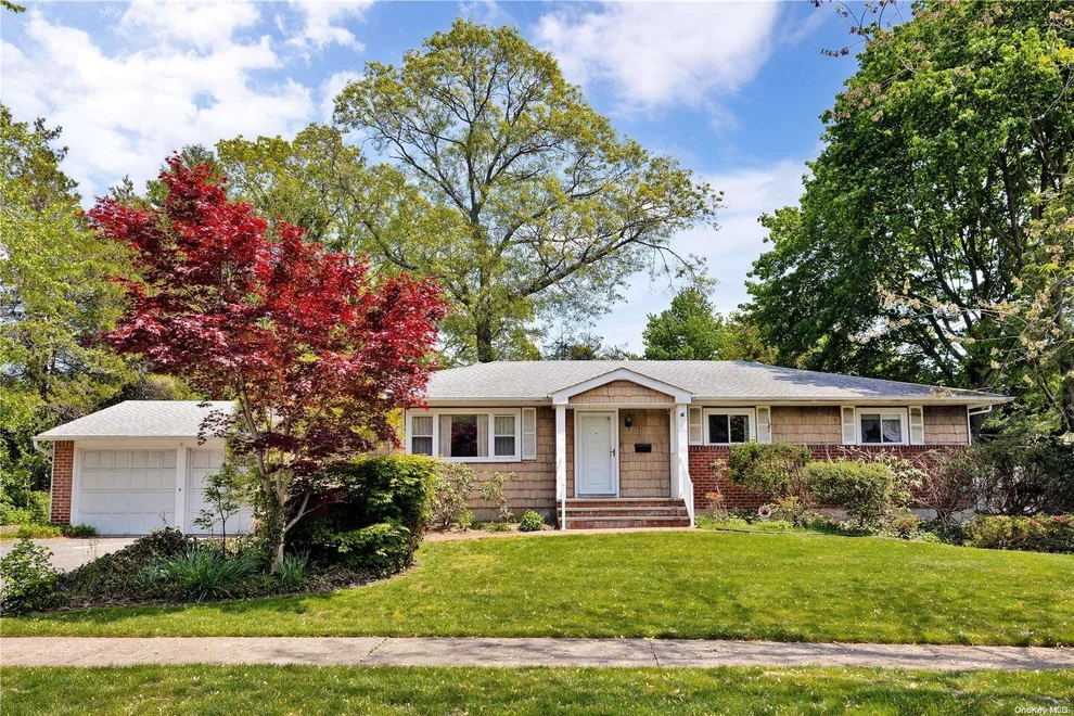 Unit for sale at 4 Frankie Lane, Oyster Bay, NY 11804