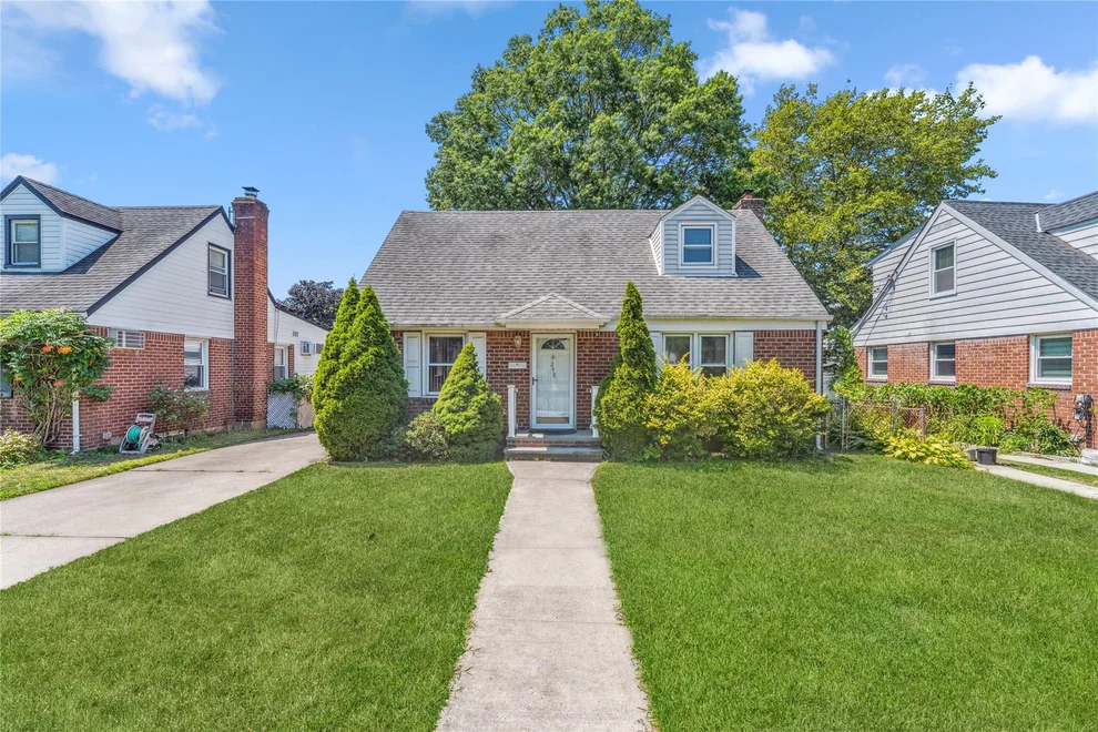 Unit for sale at 248 Cushing Avenue, North Hempstead, NY 11596