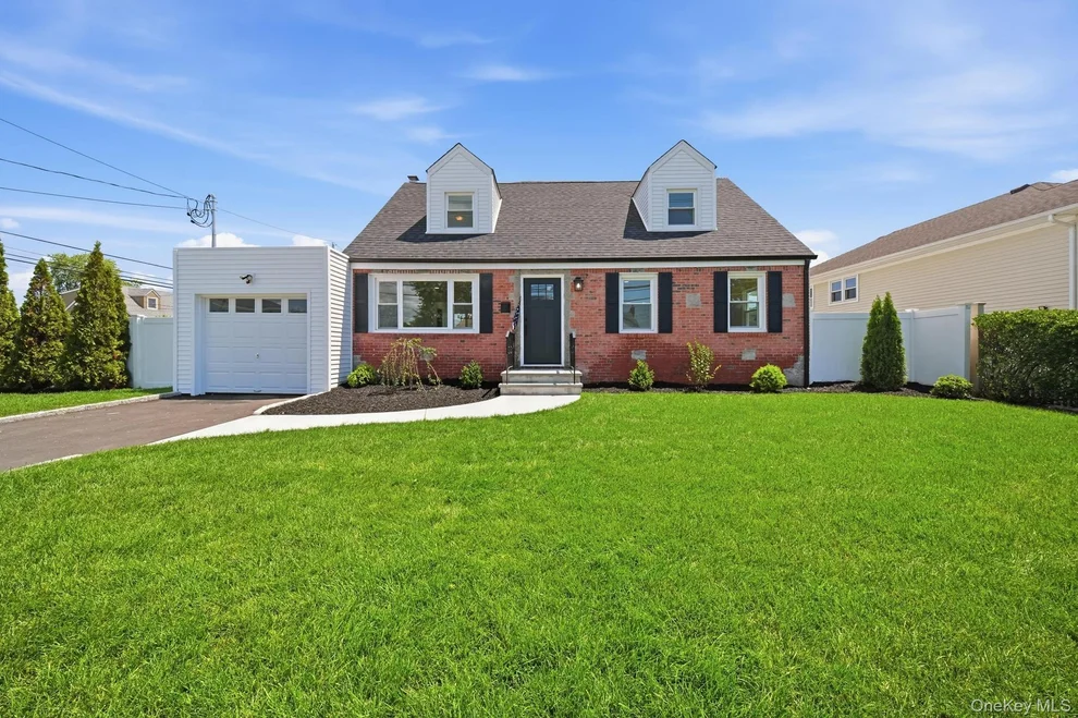 Unit for sale at 91 Doges Prom, Babylon, NY 11757