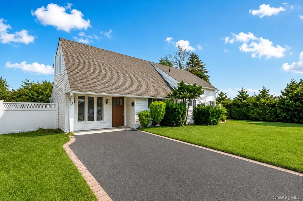 Unit for sale at 85 Twin Lane N, Hempstead, NY 11793