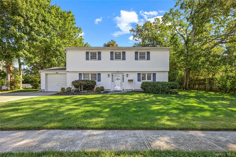 Unit for sale at 38 Oxford Road, Oyster Bay, NY 11804