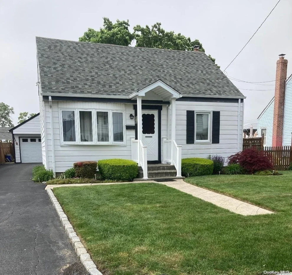 Unit for sale at 315 Cedar Court, Babylon, NY 11726