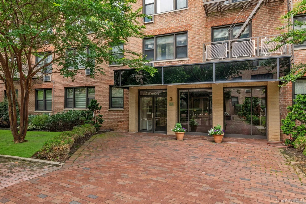 Unit for sale at 3 Birchwood Court, North Hempstead, NY 11501
