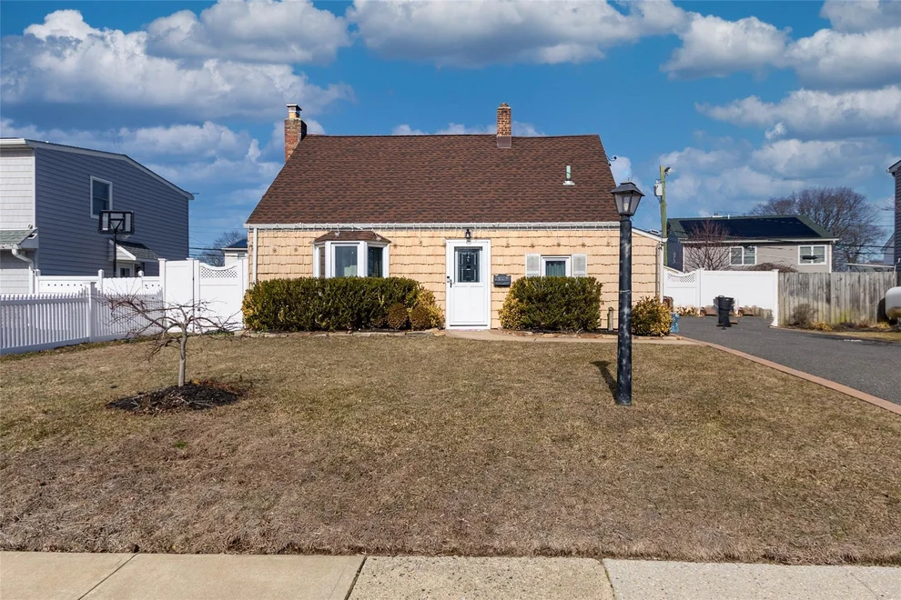 Unit for sale at 11 Peacock Lane, Hempstead, NY 11756