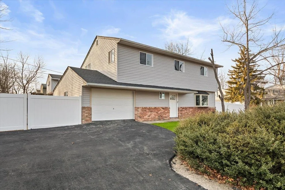 Unit for sale at 2 Ravenwood Drive, Smithtown, NY 11754