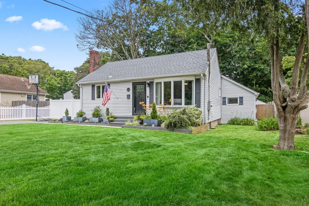 Unit for sale at 10 Elm Avenue, Smithtown, NY 11787