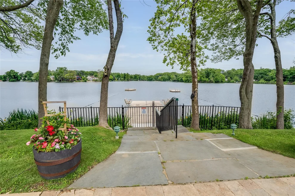 Unit for sale at 10 Waterside Close, Eastchester, NY 10709