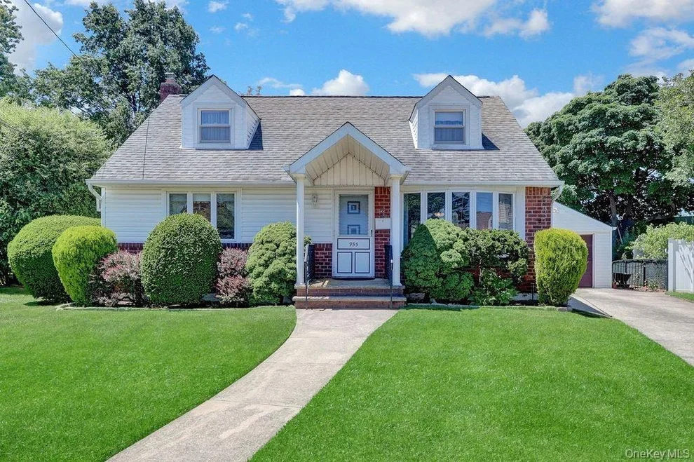 Unit for sale at 955 Cedar Court, Hempstead, NY 11010
