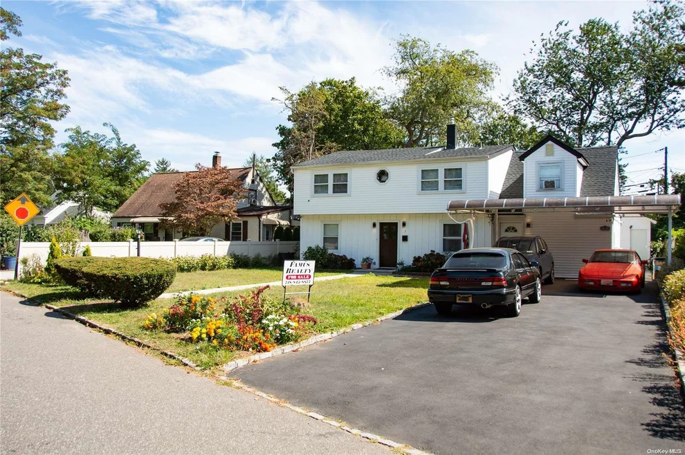 Unit for sale at 7 Arbor Ln, North Hempstead, NY 11590