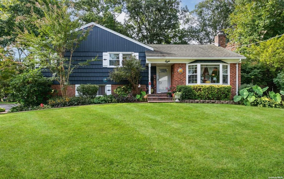 Unit for sale at 8 Winoka Drive, Huntington, NY 11746