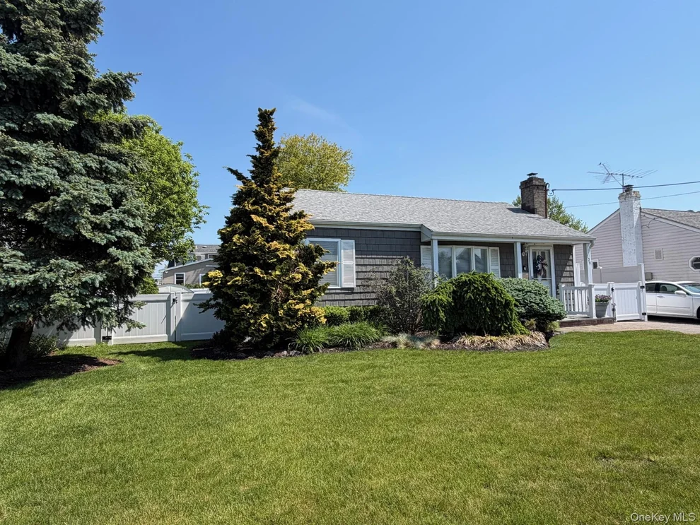 Unit for sale at 109 Lincoln Place, Oyster Bay, NY 11758