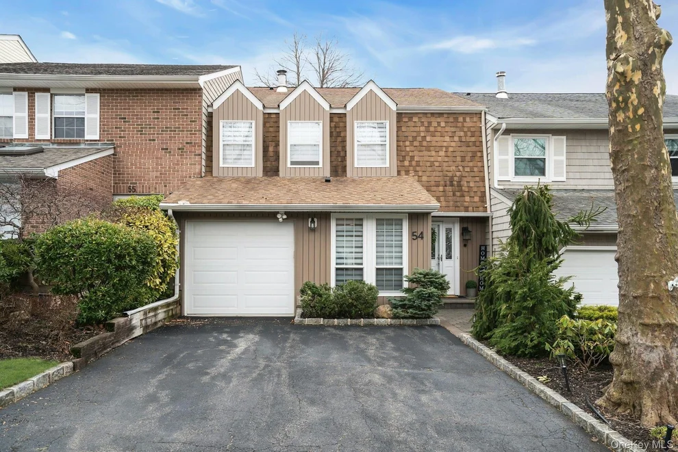 Unit for sale at 54 Estate Court, Oyster Bay, NY 11797