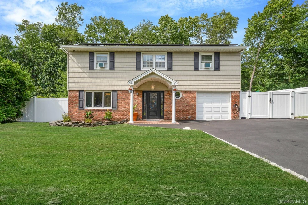 Unit for sale at 5 Montrose Lane, Huntington, NY 11731
