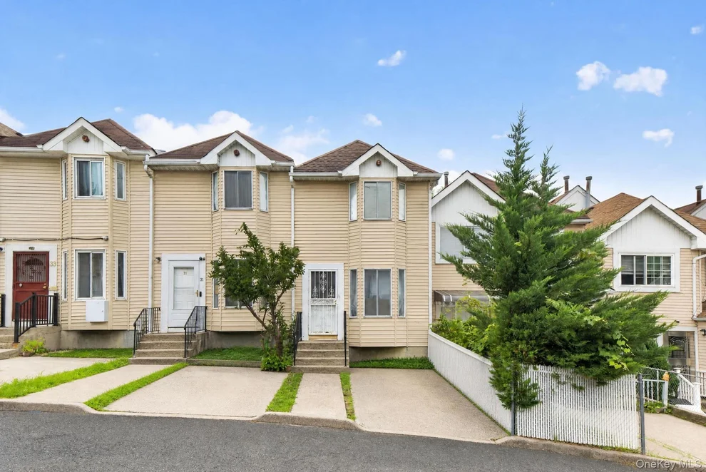 Unit for sale at 29 Tappen Court, New York, NY 10304