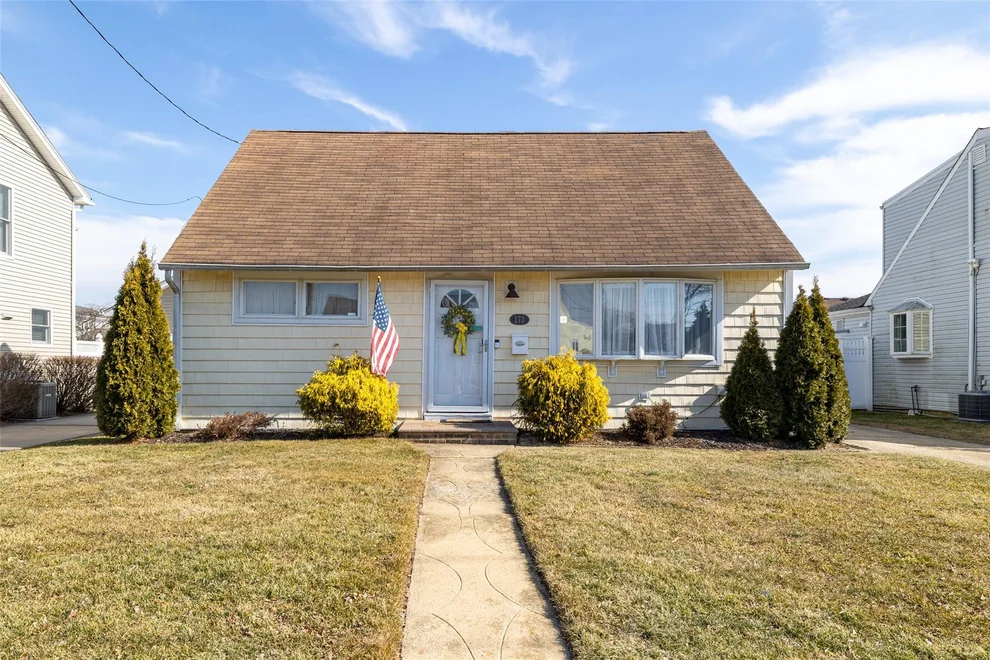 Unit for sale at 173 Division Avenue, Oyster Bay, NY 11758