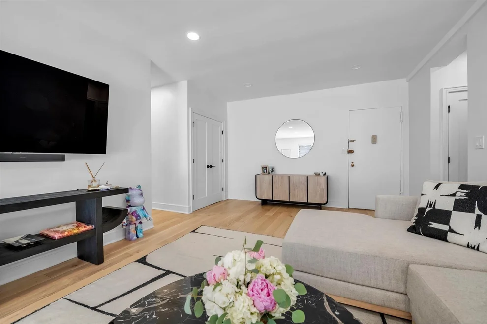 Unit for sale at 1 Overlook Avenue, North Hempstead, NY 11021