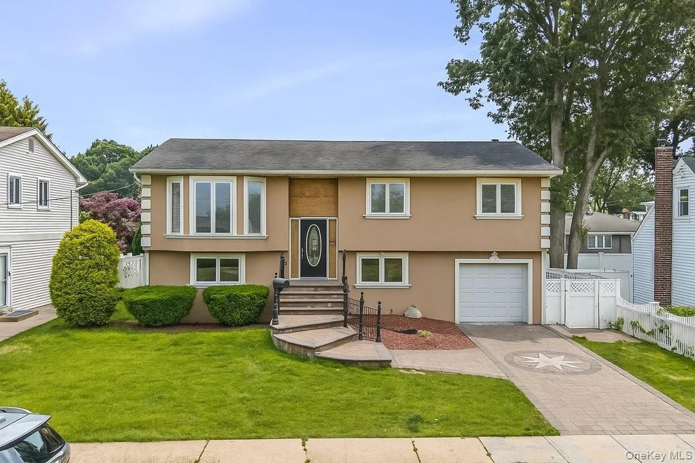 Unit for sale at 150 N Hawthorne Street, Oyster Bay, NY 11758