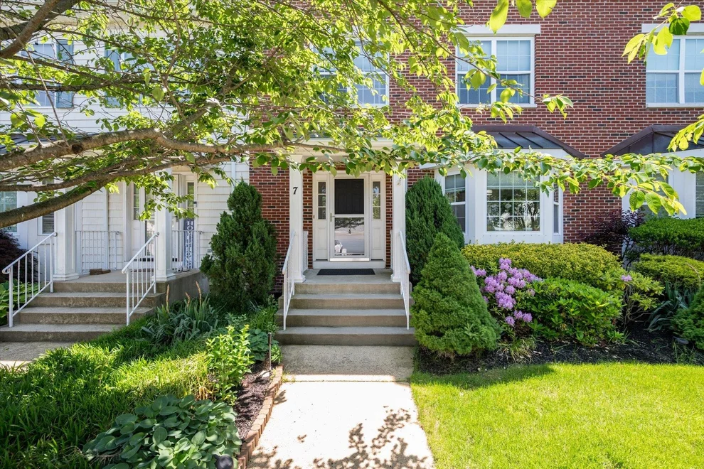 Unit for sale at 7 Lorien Place, Huntington, NY 11747