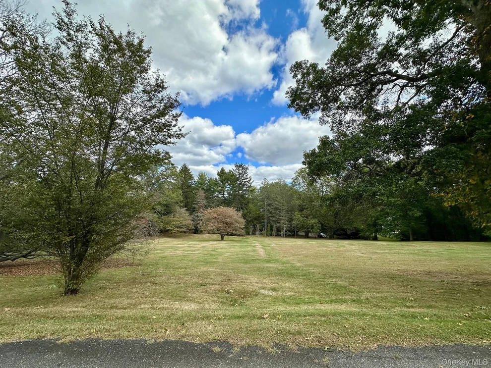 Unit for sale at 2003 Midlane S, Oyster Bay, NY 11791