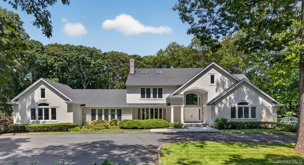 Unit for sale at 8 Victorian Lane, Oyster Bay, NY 11545