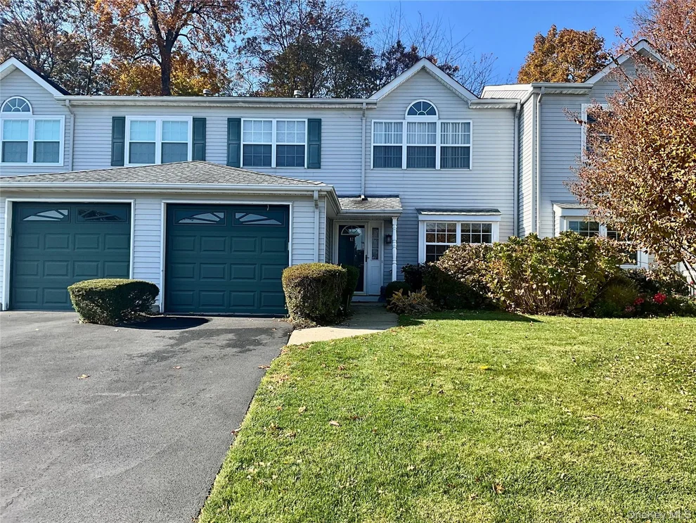 Unit for sale at 12 Horizon Court, Huntington, NY 11743