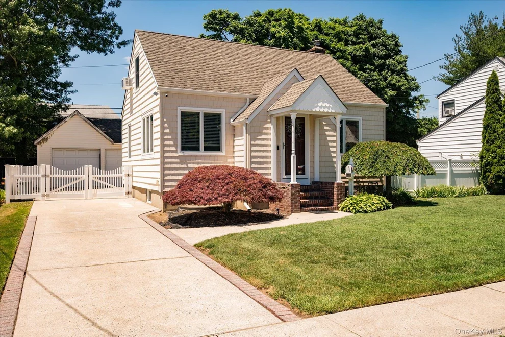 Unit for sale at 36 Iroquois Place, Oyster Bay, NY 11735