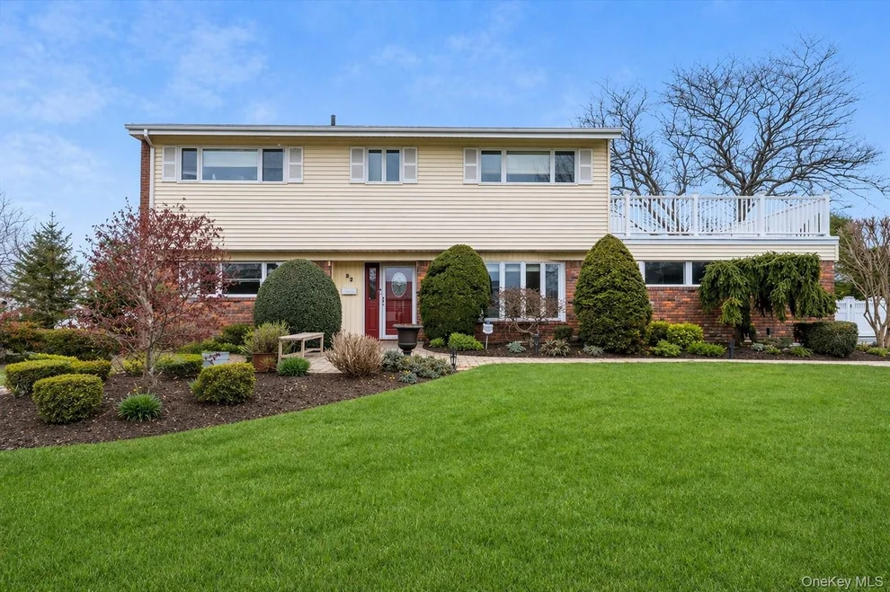 Unit for sale at 22 Willa Way, Oyster Bay, NY 11758