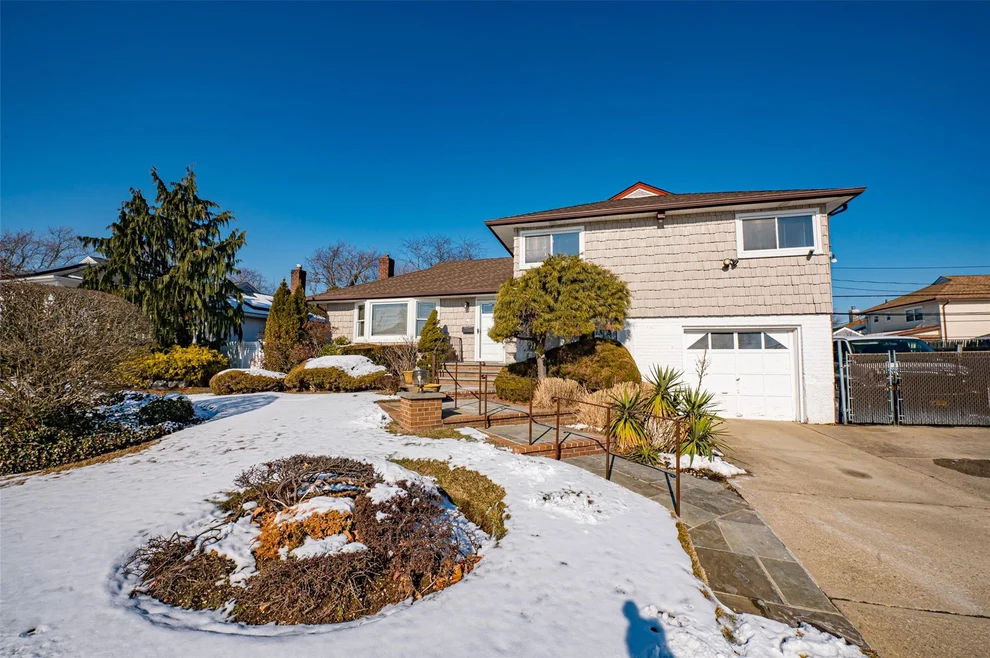 Unit for sale at 215 Wyngate Drive, Oyster Bay, NY 11758
