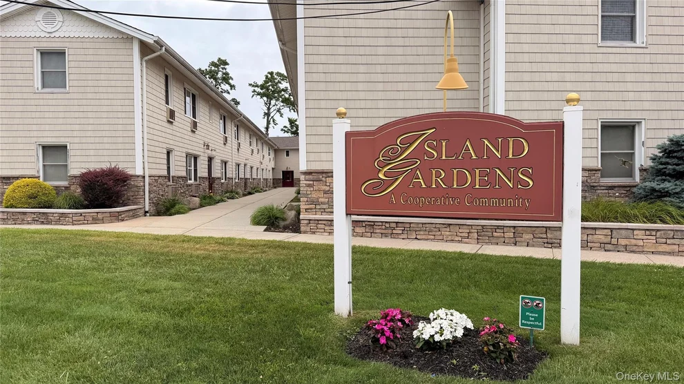 Unit for sale at 490 Main Street, Oyster Bay, NY 11735