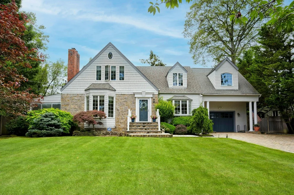 Unit for sale at 9 Seneca Street E, Oyster Bay, NY 11758