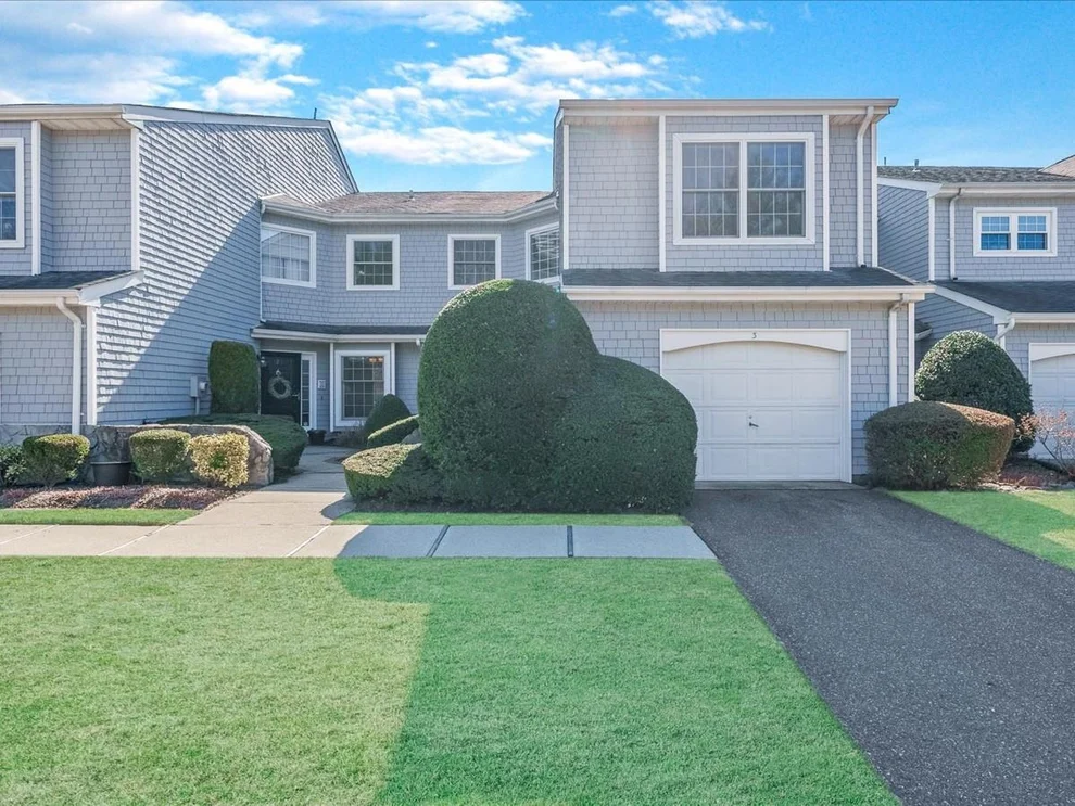 Unit for sale at 3 Lakebridge Drive S, Smithtown, NY 11754