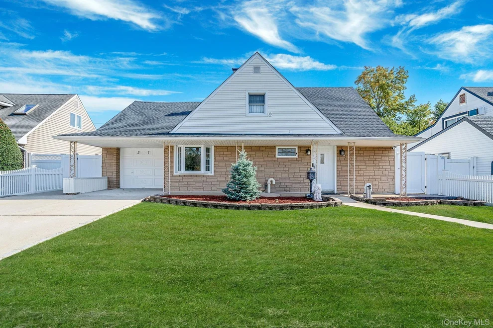 Unit for sale at 37 Chickadee Lane, Hempstead, NY 11756