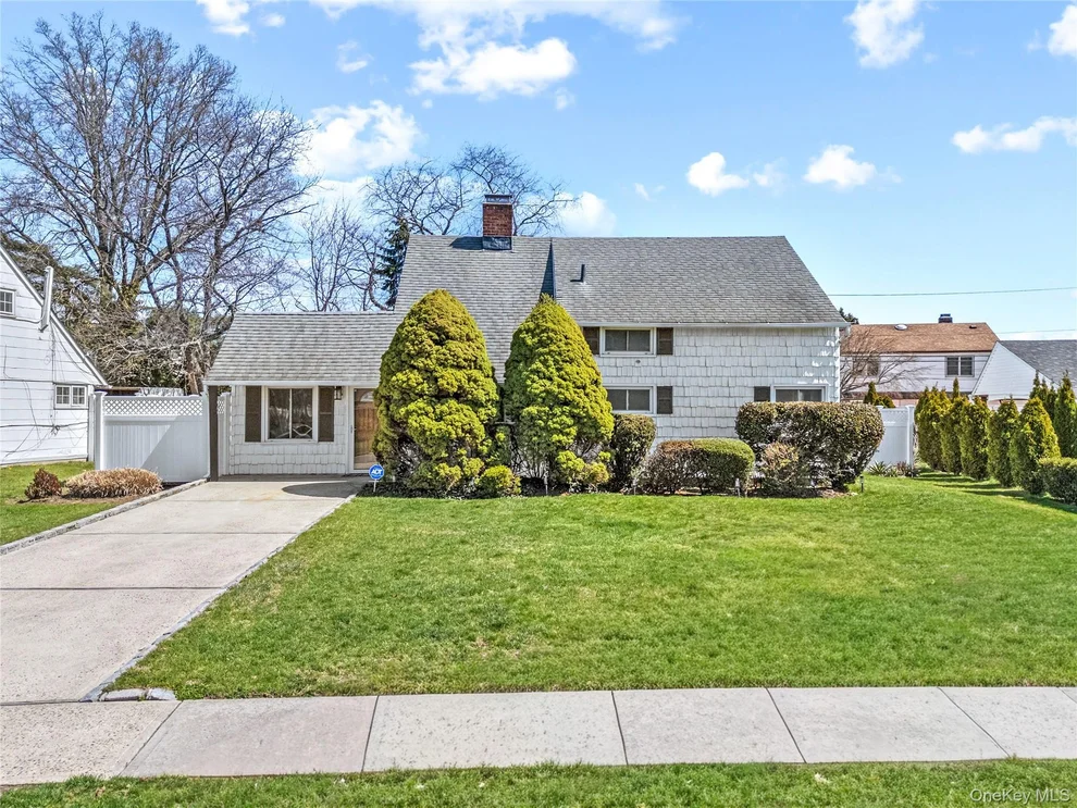 Unit for sale at 170 Scooter Lane, Oyster Bay, NY 11801