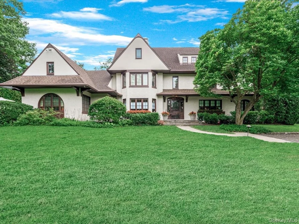 Unit for sale at 14 Magnolia Drive, North Hempstead, NY 11021