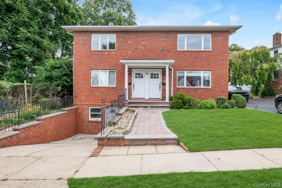 Unit for sale at 5 Linwood Road N, North Hempstead, NY 11050
