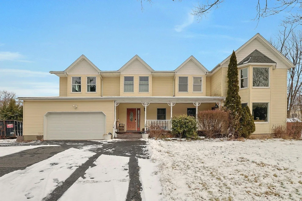 Unit for sale at 6 Butternut Lane, Clarkstown, NY 10954