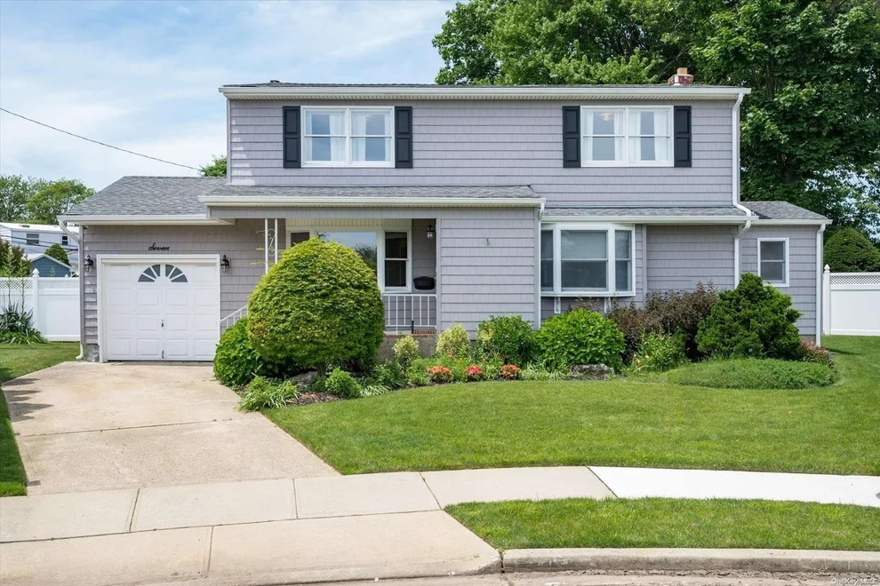 Unit for sale at 7 Lee Court, Oyster Bay, NY 11758