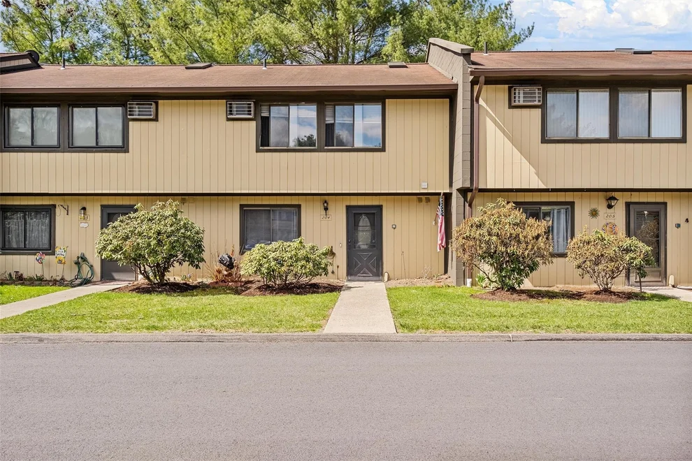Unit for sale at 204 Chelsea Cove S, Beekman, NY 12533