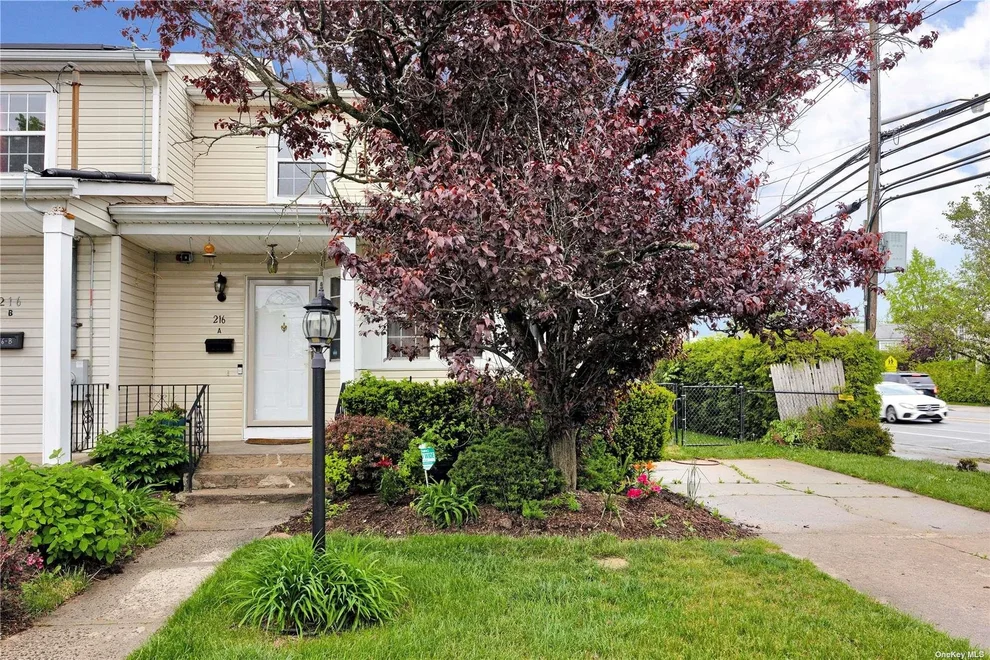Unit for sale at 216 Swalm Street, North Hempstead, NY 11590