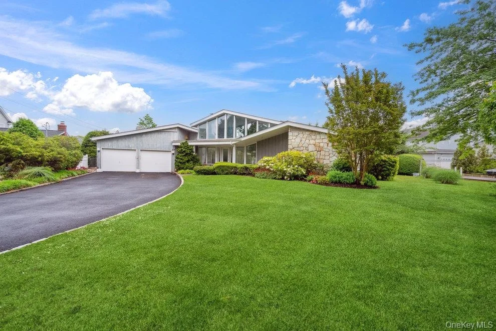 Unit for sale at 28 DEERINGWOOD Lane, Babylon, NY 11702