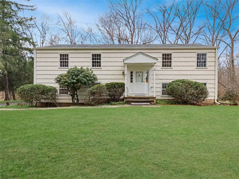 Unit for sale at 87 Robinhood Lane, Clarkstown, NY 10956