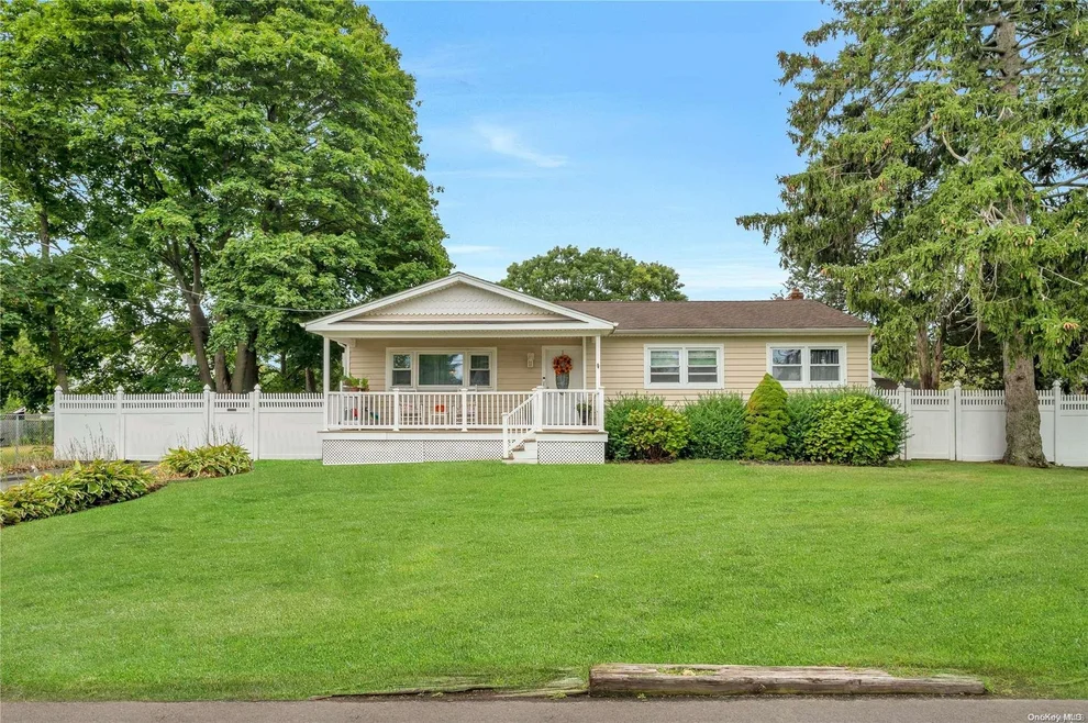 Unit for sale at 872 Franklyn Avenue, Islip, NY 11716